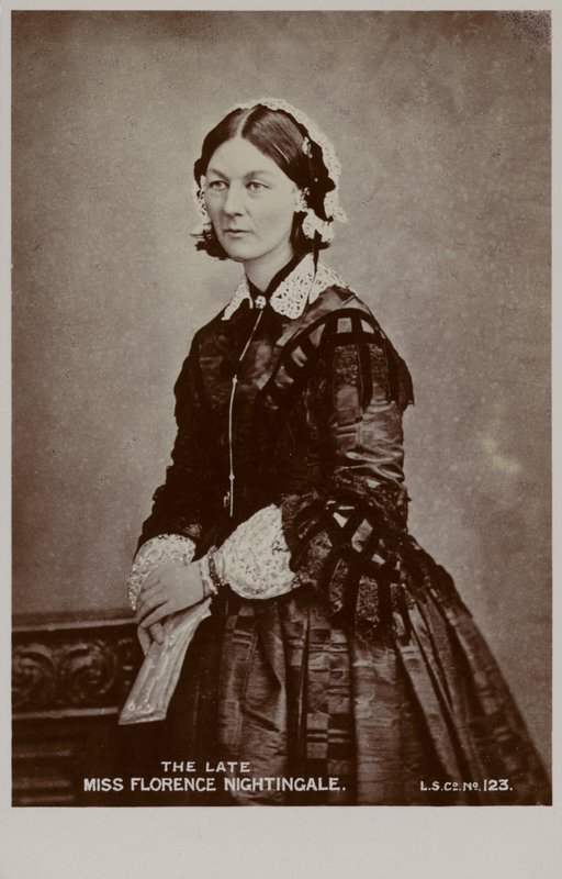 Slečna Florence Nightingalová (12. května 1820 - 13. srpna 1910). V mládí se rozhodla vydat se velmi netradiční cestou pro dámu svého postavení. Místo aby se vdala a vedla společenský život, začala se profesionálně věnovat ošetřovatelství. Když se dozvěděla o strašlivých podmínkách v lazaretech v době krymské války, využila svých známostí s rodinou ministra války Sidneyho Herberta, což umožnilo odjezd skupiny ošetřovatelek - většinou řádových sester - do istanbulského lazaretu. Jejich působení snížilo úmrtnost raněných z asi 90% na 20%, a to zejména díky udržování čistoty a důrazu na slušné jídlo. Ošetřovatelky si od vojáků vysloužily přezdívku "Tlupa andělů" a samotné Florence říkali "Dáma s lampou", protože každý večer, než šla spát, ještě s lampou prošla lazaret a raněné zkontrolovala. Její působení bylo impulsem pro vzink Červeného kříže. Obrázek je z https://www.meisterdrucke.cz/umelecke-tisky/English-Photographer/343892/Florence-Nightingalov%C3%A1.html