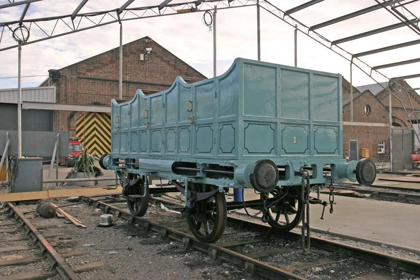 Vagón třetí třídy, jak vidíte, bez střechy. Obrázek je z httpsttte.fandom.comwikiOpen-Topped_Carriages_(narrow_gauge)