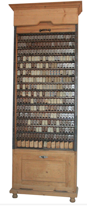 Skříně na jízdenky měly nejrůznější podoby. Tahle je z Německa a obrázek jsem našla na httpsttte.fandom.comwikiOpen-Topped_Carriages_(narrow_gauge)